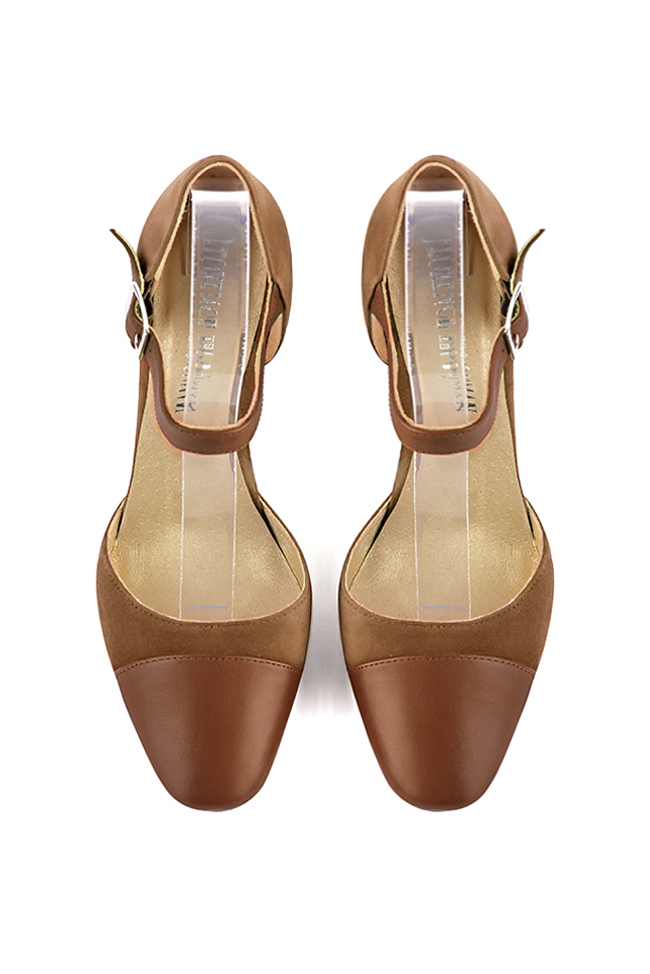 Women's caramel brown elegant closed-back heels, with an instep strap. Round toe. High block heels - Top view